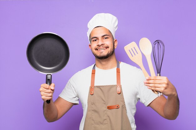 Expressão feliz de jovem hispânico. conceito de chef