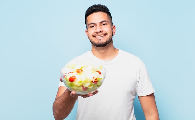 Foto expressão feliz de jovem hispânico. conceito de dieta