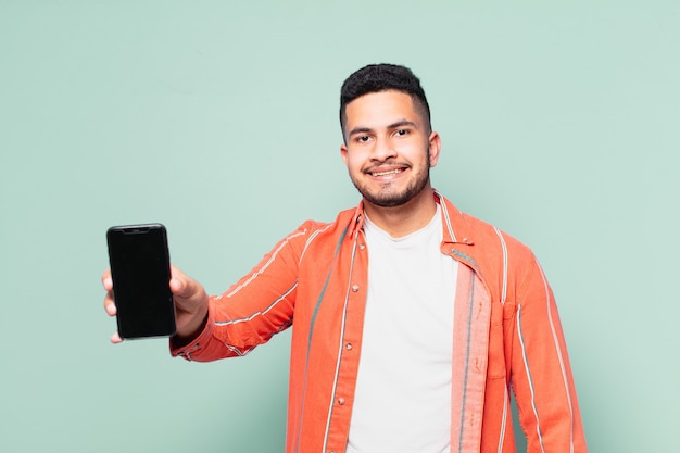 Expressão feliz de jovem hispânico segurando um telefone celular