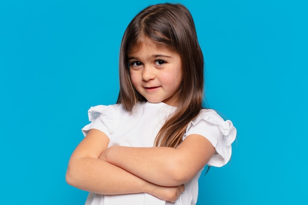 Expressão feliz de menina bonita