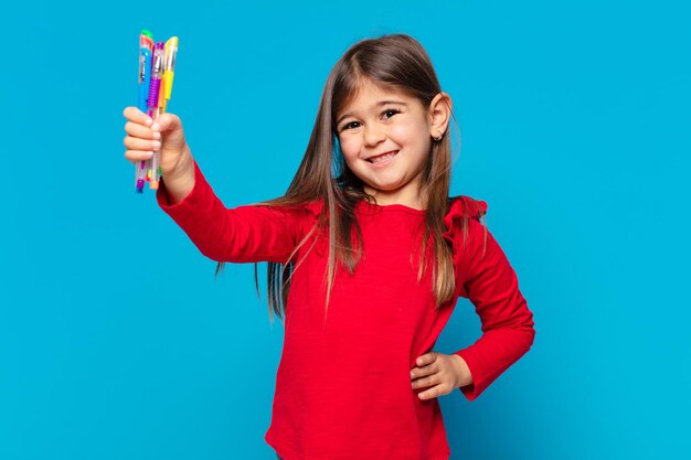 Expressão feliz de menina bonita