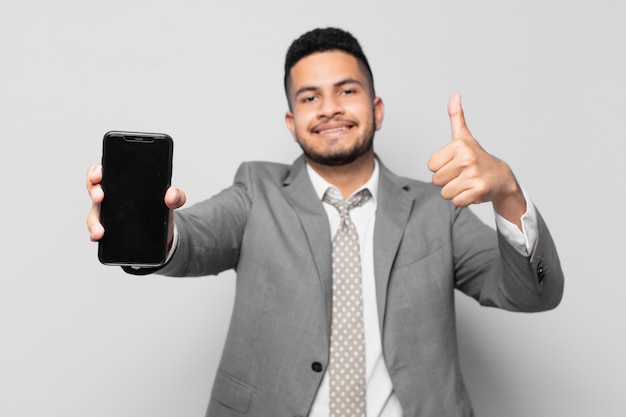 Expressão feliz do empresário hispânico e segurando um telefone