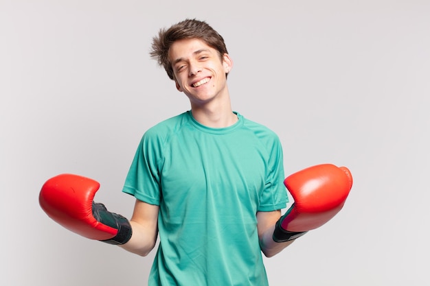 Expressão feliz do homem jovem adolescente. conceito de boxe