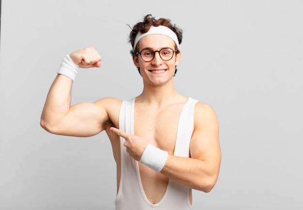 Expressão feliz do jovem adolescente homem jovem atleta louco. conceito de fitness