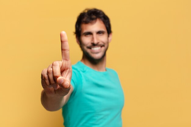 Foto expressão orgulhosa de jovem indiano bonito