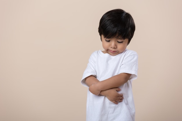 Expressão triste de menino mexicano repreendido ou triste