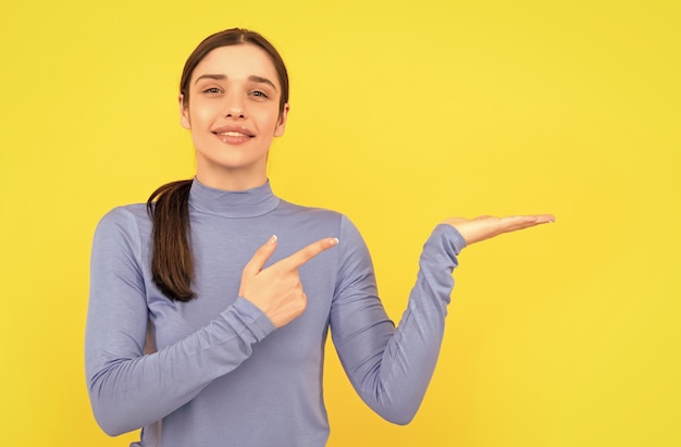 Expresse a propaganda de emoções positivas mulher sorridente apontando o dedo no espaço da cópia