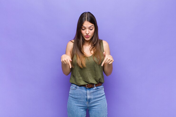 Foto expressiva jovem bonita