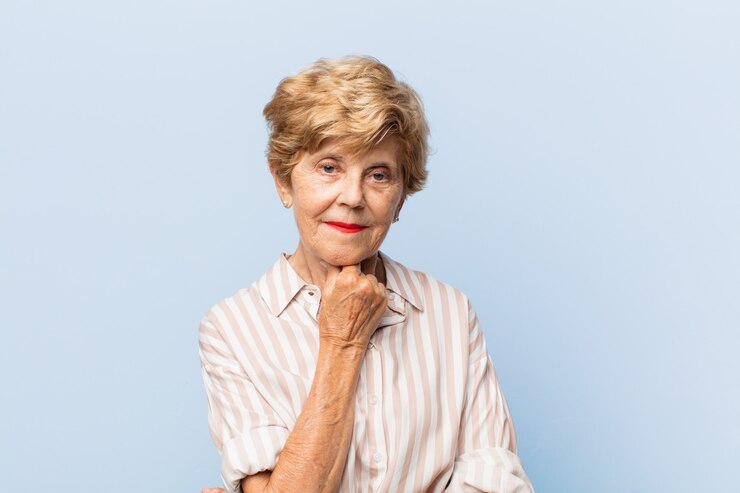 Foto expressiva linda idosa