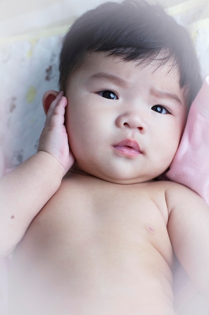 Expressões emocionais concentradas do bebê asiático