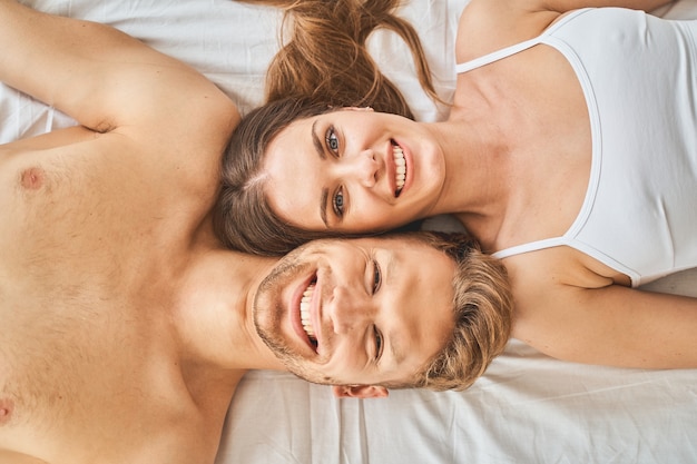 Expressões faciais. Homem barbudo encantado e positivo demonstrando seu sorriso ao olhar