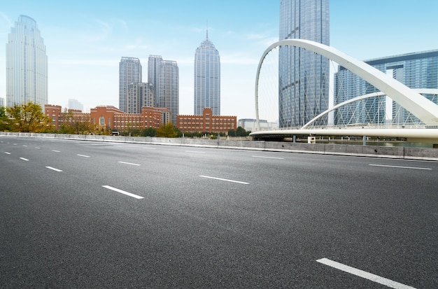 Expressway e arquitetura urbana moderna em tianjin, china