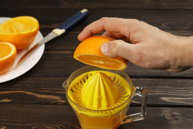 Exprima a mano el jugo fresco del exprimidor de naranjas para la presión manual de la fruta