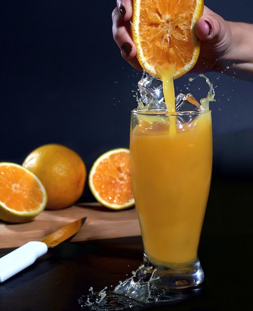 exprimir naranja con jugo de salpicadura