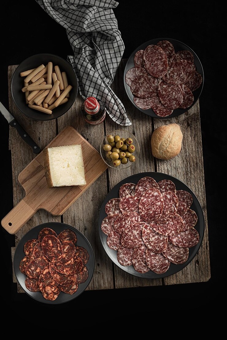 Foto exquisita mesa de navidad compuesta por embutidos ibéricos para pasar en familia.