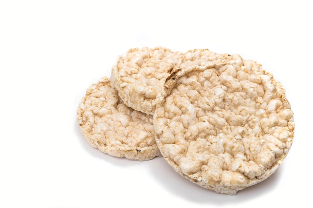 Exquisitas galletas de arroz redondas sobre una superficie blanca Espacio de copia Alimentación saludable