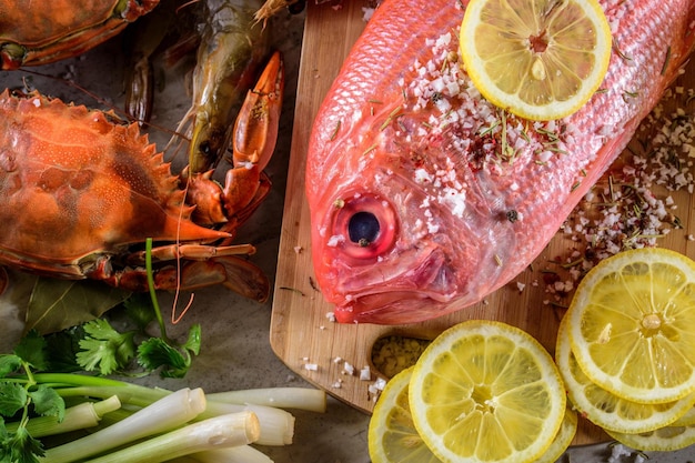 Exquisite Köstlichkeiten: Frischer neuseeländischer Red Snapper-Fisch und Krabben mit Salzgewürzen in 4K