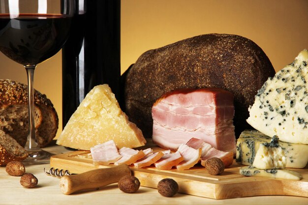 Exquisites Stillleben mit Wein, Käse und Fleischprodukten