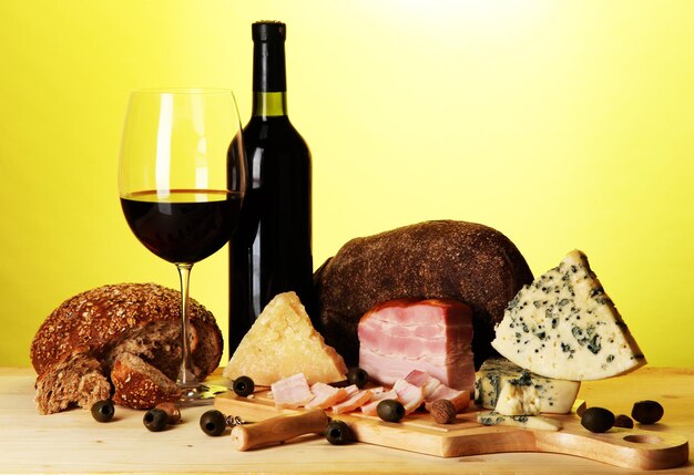 Exquisito bodegón de vino queso y productos cárnicos