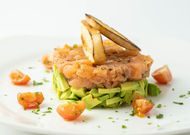 Un exquisito tartar gourmet de salmón y aguacate