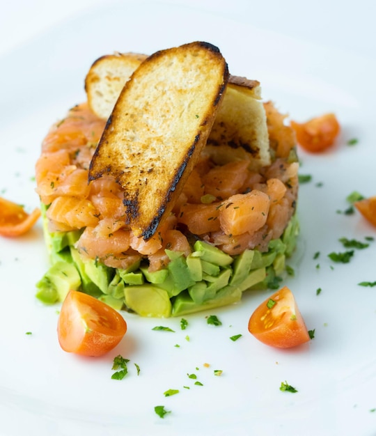 Un exquisito tartar gourmet de salmón y aguacate