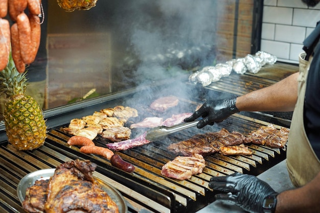 Exquisitos cortes de res en un asador argentino.