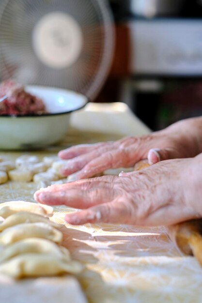 Extender la masa con rodillo y manos para cocinar albóndigas