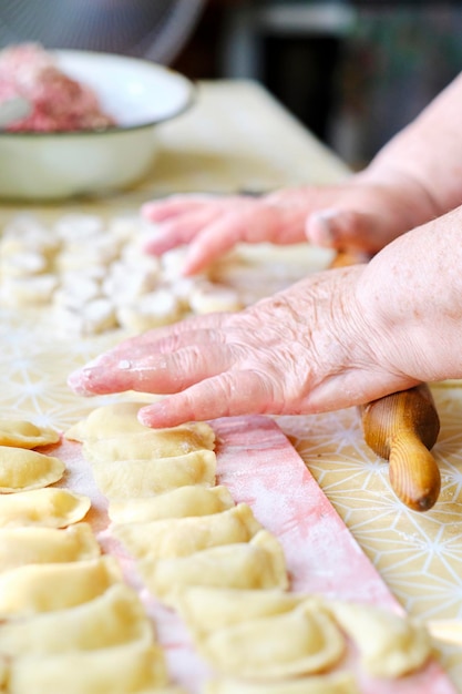 Extender la masa con rodillo y manos para cocinar albóndigas