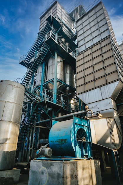 Una extensa planta de fabricación de procesamiento agrícola cuenta con silos agrícolas y un ascensor de granero