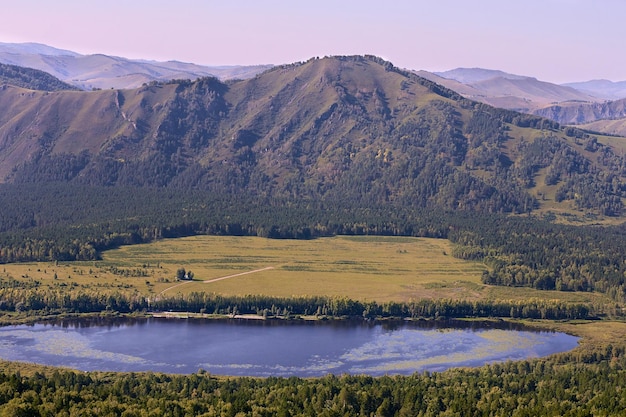 Extensão infinita montanhas altas green forest lake céu azul