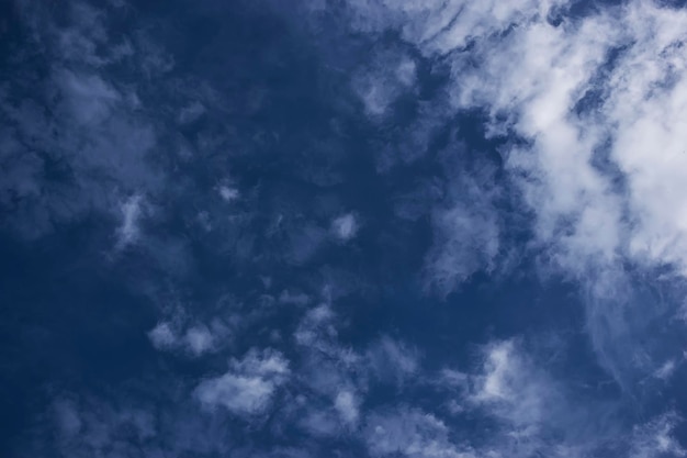 extensión ilimitada del cielo con nubes cúmulos y rayos del sol momentos del amanecer y la puesta del sol