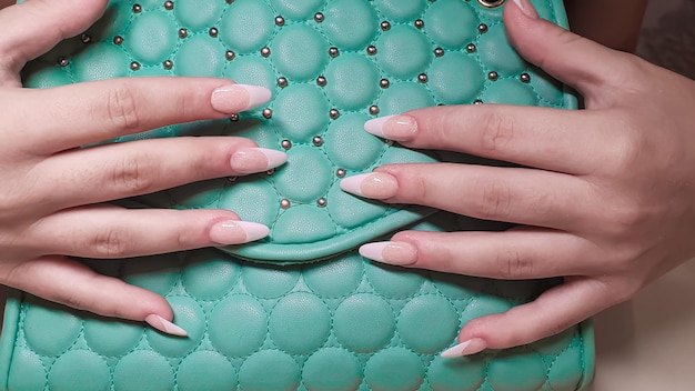 Extensión de uñas acrílicas manicura corrección de uñas manos en primer plano diseño francés