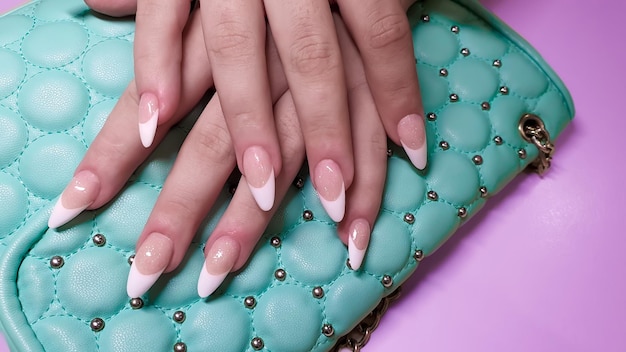 Extensión de uñas acrílicas manicura corrección de uñas manos en primer plano diseño francés