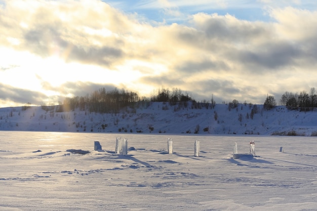 Extensiones cubiertas de nieve del paisaje invernal. Un parque en invierno en la nieve. Camino el día de invierno.