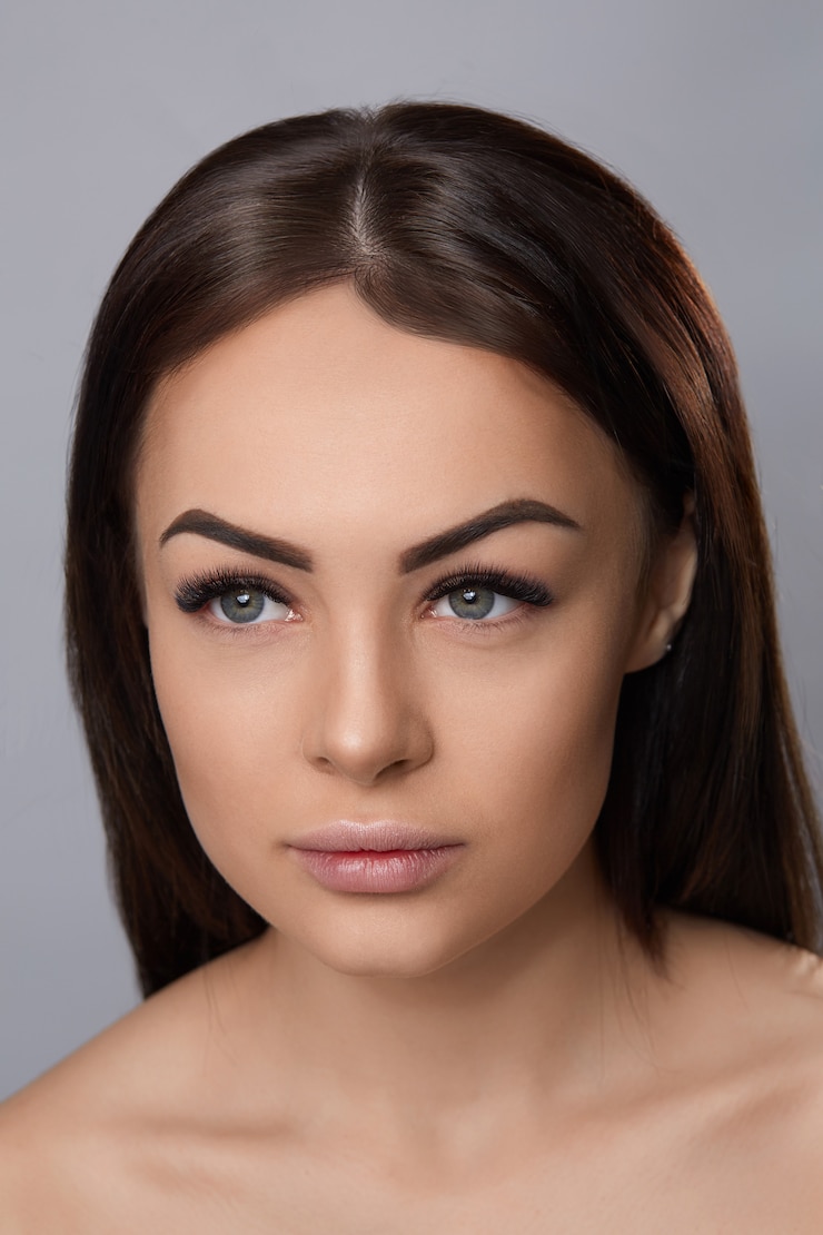 Foto extensões de cílios, cílios postiços, retrato de garota sexy com cílios longos e falsos e maquiagem perfeita,