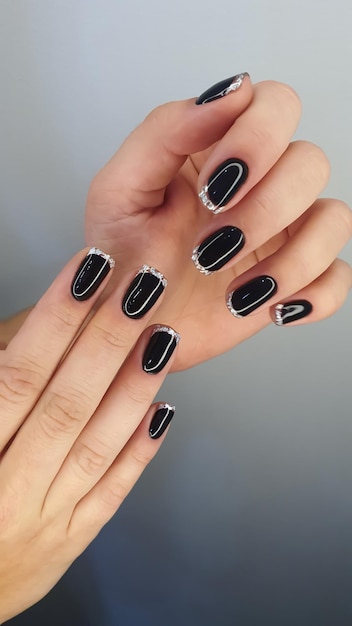 Extensões de unhas acrílicas manicure correção de unhas mãos em primeiro plano Design refletivo Espaço de cópia