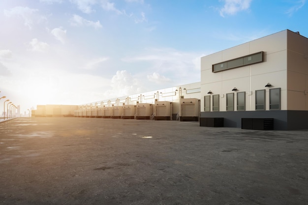 Exterior del almacén con puertas de persiana y estacionamientos para camiones