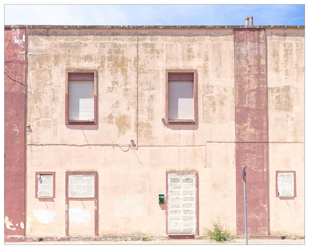 Foto exterior de un antiguo edificio contra el cielo