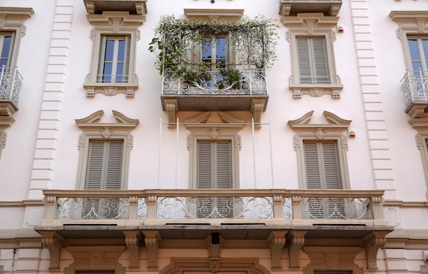 El exterior del antiguo edificio residencial histórico con balcón ubicado en italia