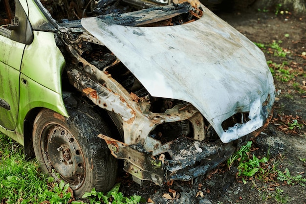 El exterior del automóvil quemado se dispara