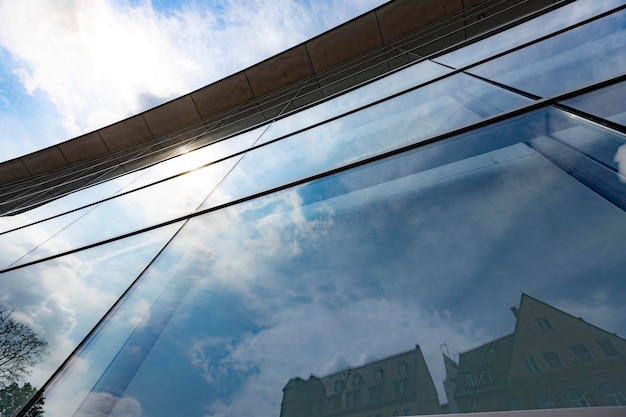 exterior de la calle de negocios con rayos de sol