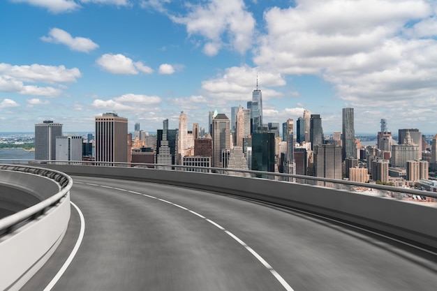 Foto exterior de carretera asfaltada urbana vacía con fondo de edificios de la ciudad nueva carretera moderna construcción de hormigón concepto de camino al éxito transporte industria logística entrega rápida nueva york ee.uu.