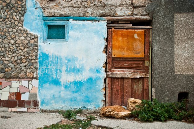 Exterior de una casa antigua en la ciudad de Eupatoria sin ventanas. Patrón de decoración exterior de diferentes períodos históricos.