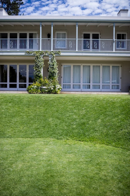 Foto exterior de una casa con cesped