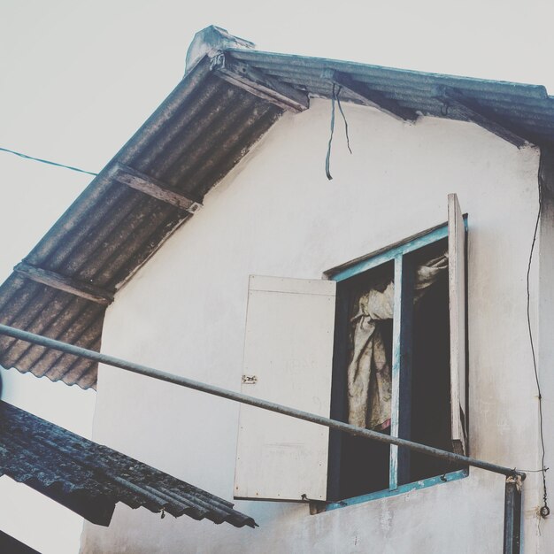 Exterior de la casa contra el cielo despejado