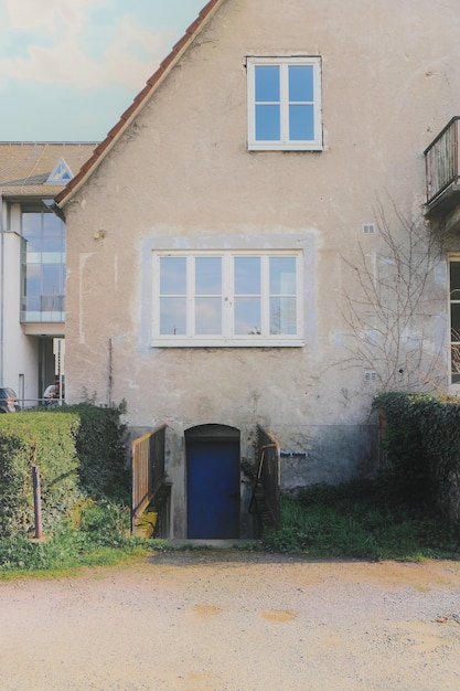 Exterior de la casa contra el cielo