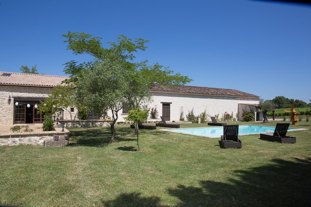 Exterior de una casa encantadora en el campo de placer para vacaciones