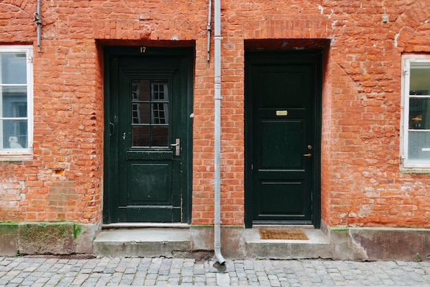 Exterior de la casa con puertas negras | Foto Premium