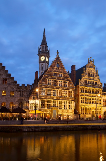 Exterior de casas gremiales iluminadas con canal, Gante, Bélgica