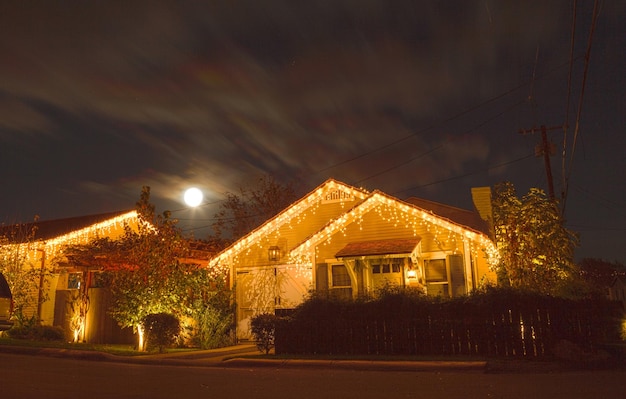 Exterior de casas iluminadas contra el cielo por la noche